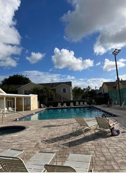 Building Photo - 647 Waterside Dr