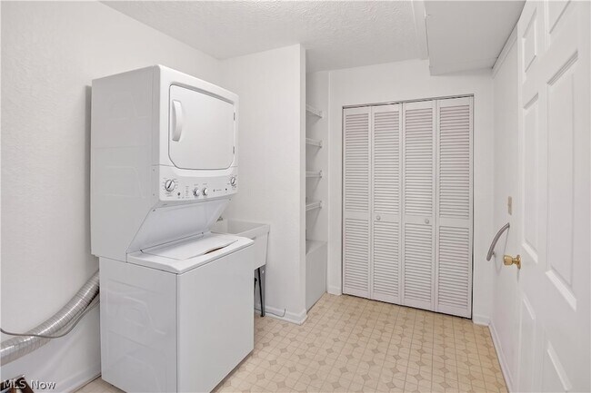 Building Photo - 1139 Lake Meadow Ln