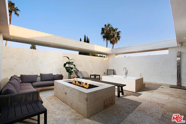 Building Photo - 508 N Sweetzer Ave