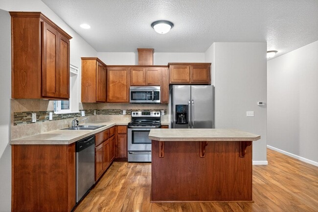 Building Photo - Free rent!  1/2 off the first months rent with a lease signed by 1/5/26