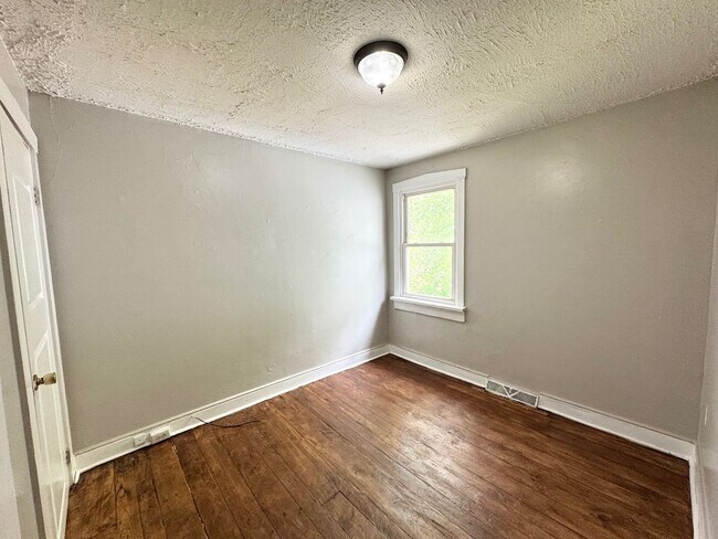 Building Photo - 2 Bedroom Semi-Detached Home