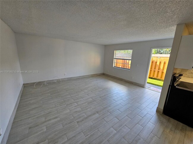 Building Photo - 4621 SW 33rd Ave