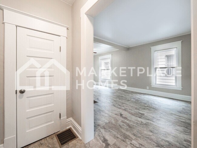 Building Photo - 1105 May St