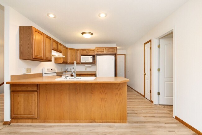 Building Photo - Large Family home For rent!