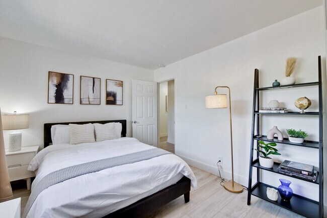 Building Photo - 4000 Rhoda Dr