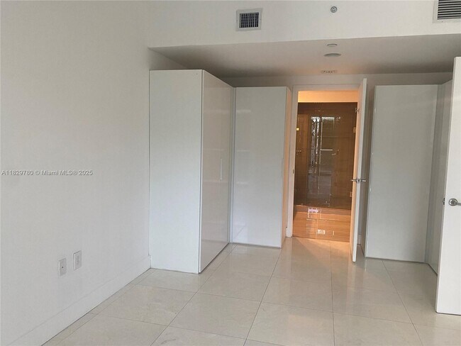 Building Photo - 1010 Brickell Ave