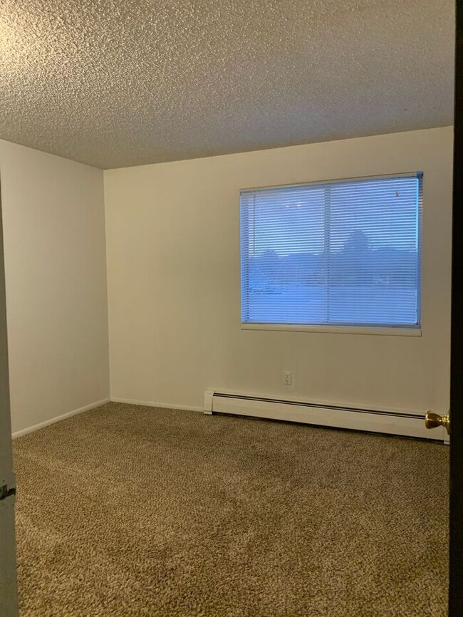 Building Photo - 2 Bed/1 Bath - Pool, Fireplace, Laundry Fa...