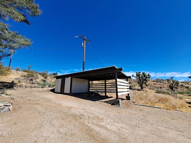 Building Photo - Rural yet close to town with acreage