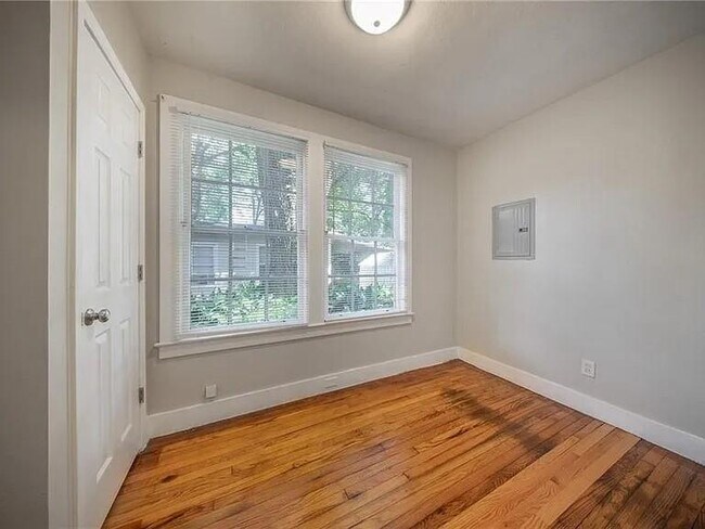 Building Photo - 2407 Juanita St