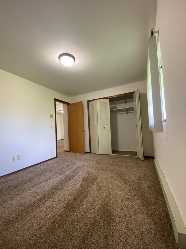 Building Photo - Silver Creek Apartments