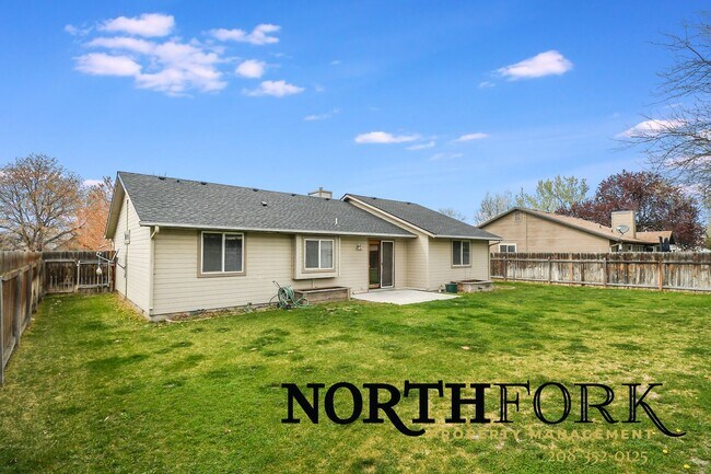 Building Photo - Comfortable Living with Room to Breathe