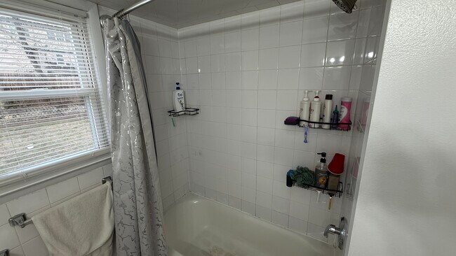 Building Photo - 484 Main St