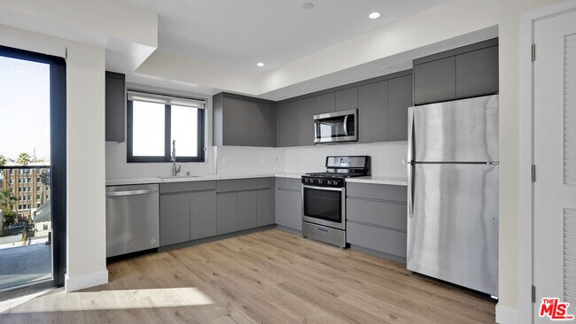 Building Photo - 846 S Mariposa Ave