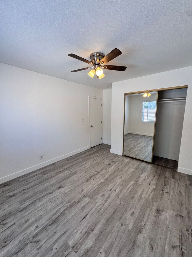 Building Photo - 927 Freeman Ave