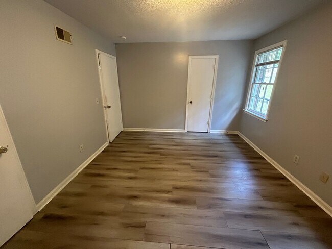 Building Photo - 715 Montague Road Unit D