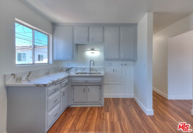 Building Photo - 8468 S Halldale Ave