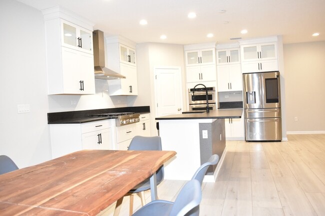 Building Photo - 572 Windermere Way