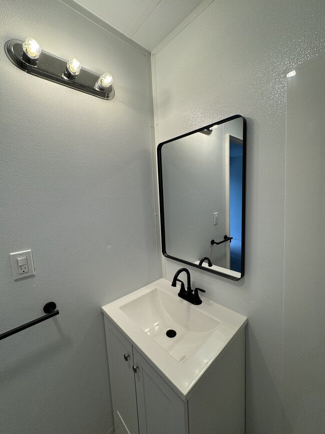 UNIT #4 BATHROOM - 4436 NW 22nd Ct