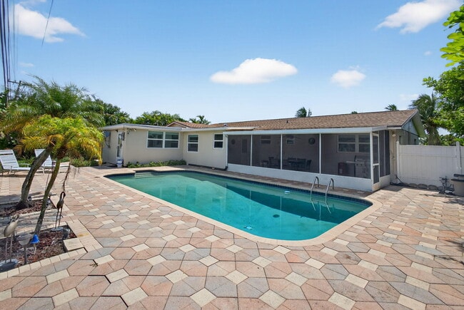 Building Photo - 704 Juniper Dr