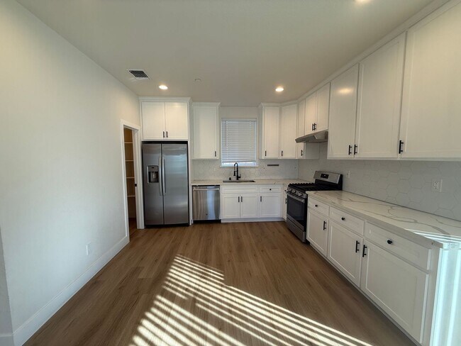 Building Photo - 8461001/85