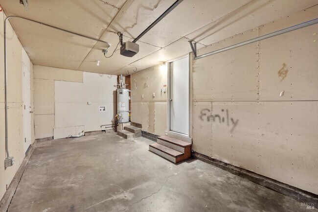 Building Photo - 372 Acacia St