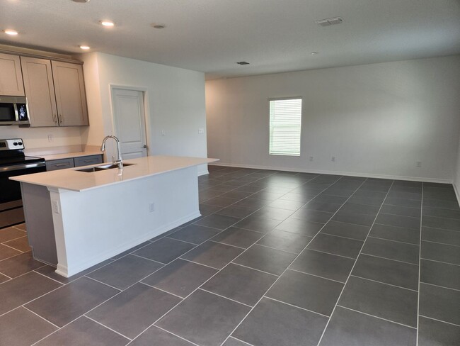 Building Photo - Beautiful 2 story 4 bedroom, 2.5 bathroom