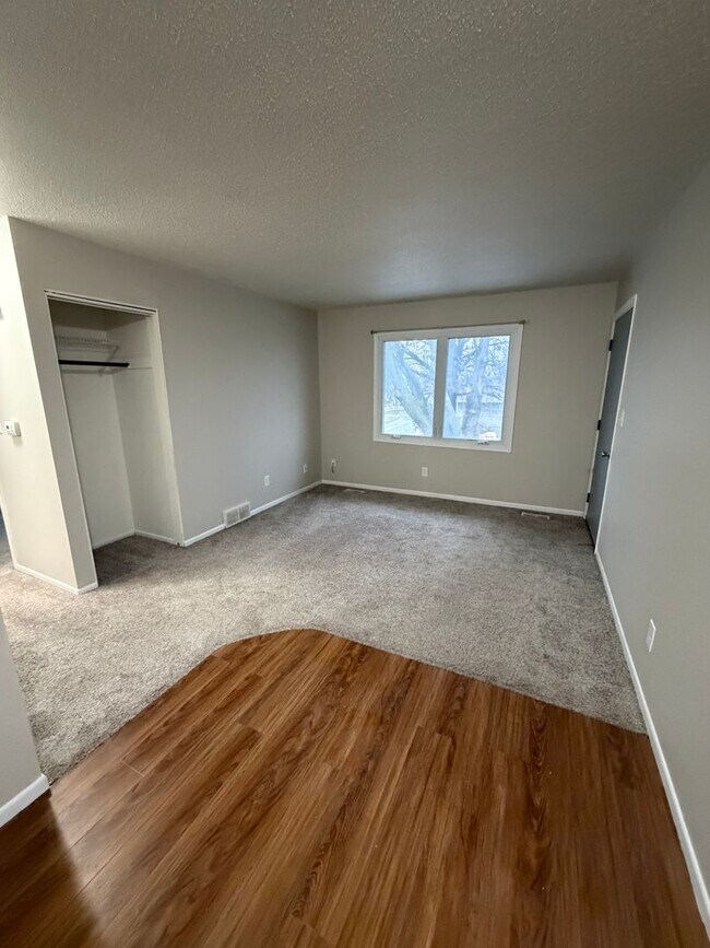 Building Photo - 213 28th Ave W
