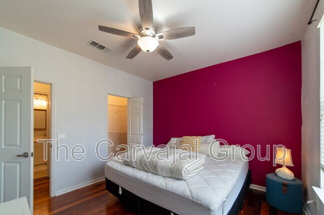 Building Photo - 860 N Orange Ave