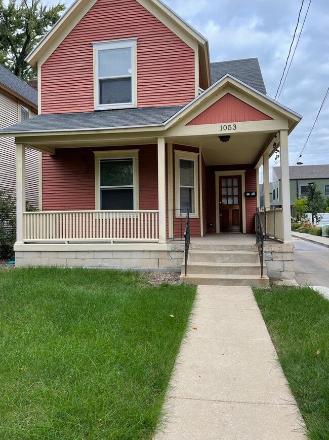 Building Photo - Three Bedroom Heritage Hill Home!