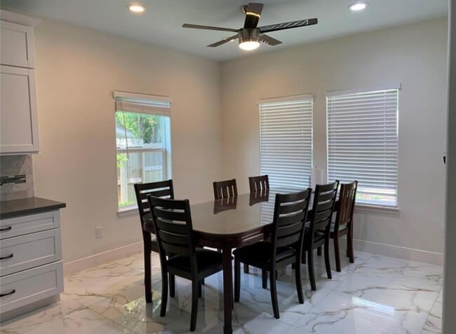 Building Photo - 5510 Teakwood Dr