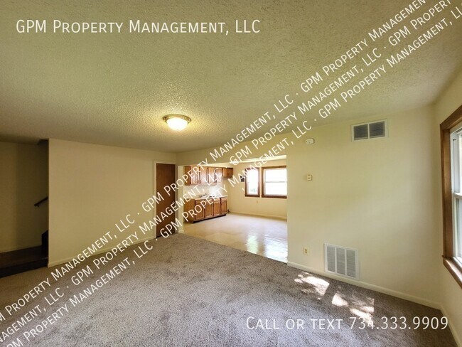 Building Photo - 2310 Deerfield Ct