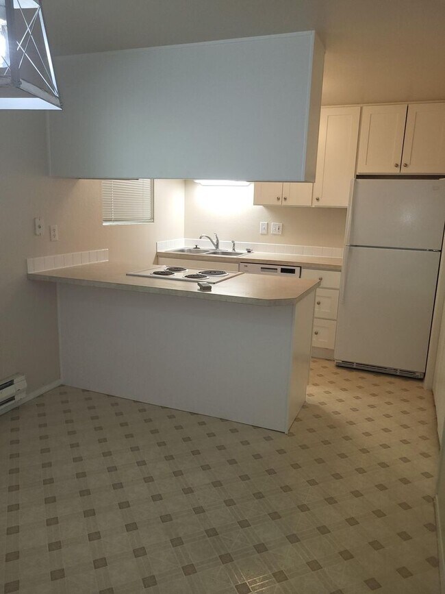Building Photo - Watts-8309 Villa