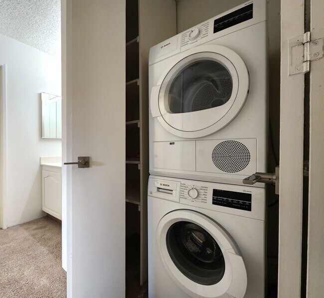 Building Photo - Tranquil Living in a Palo Alto Gem: 1-Bedroom Condo on the Third Floor with In Unit Laundry