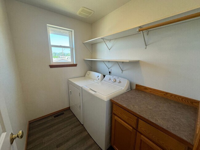 Building Photo - Spacious 4 Bed, 2.5 Bath Home!