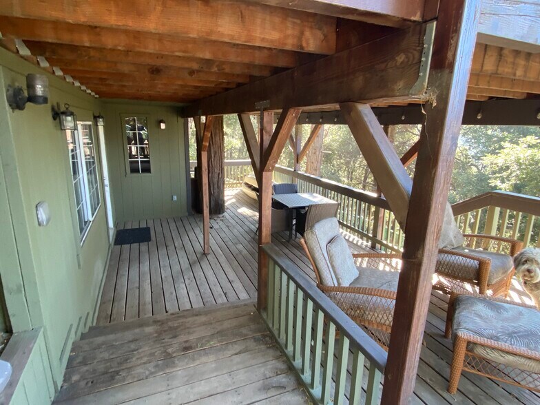 Large outdoor area with forest emersion and plenty of summer shade, no snow in winter - 25084 Valle Dr