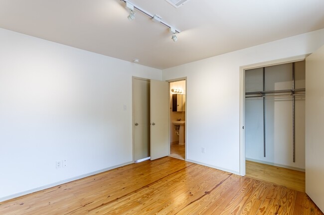 Building Photo - 1420 W Alabama St