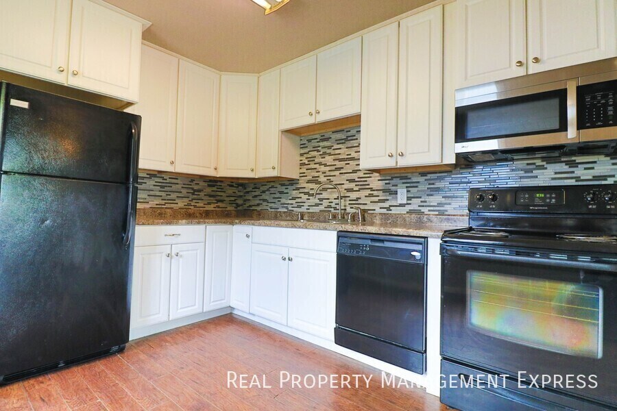 Building Photo - 3 Bed Home w/ Large Garage