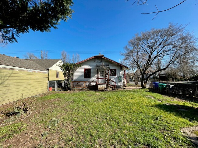 Building Photo - Cute Bungalow in Piedmont with Huge Yard, ...