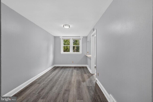 Building Photo - 331 W 21st St