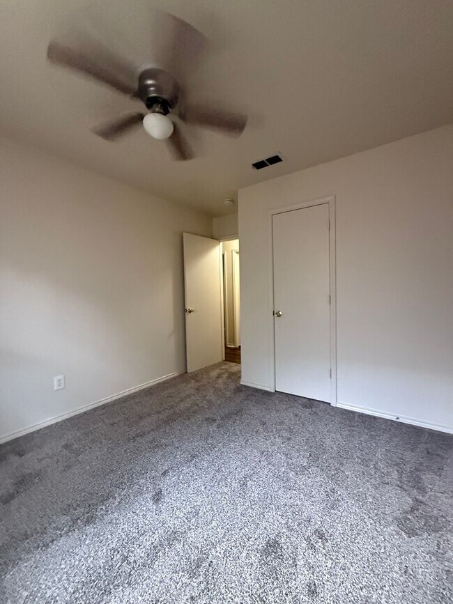 Building Photo - 3/2/2 - MODERN Updates - Fresh Paint & Flooring