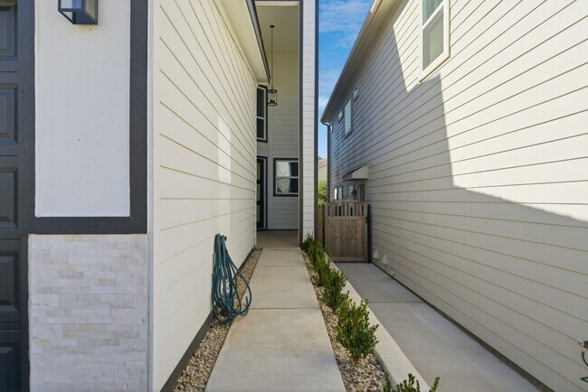 Building Photo - 111 Capetown Way