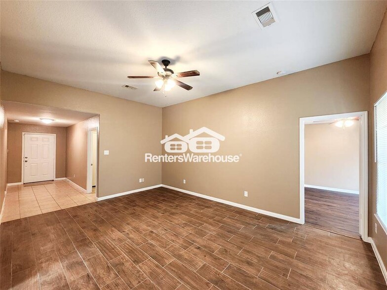 Building Photo - 927 Paradise Rd