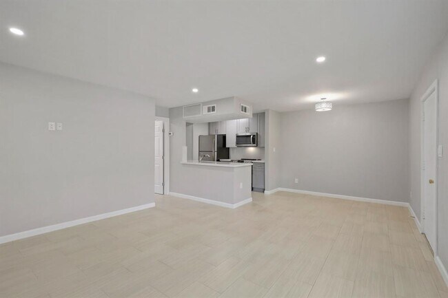 Building Photo - 2121 Fountain View Dr