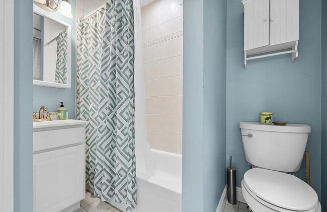 Building Photo - Bright & Spacious Unit with Natural Light