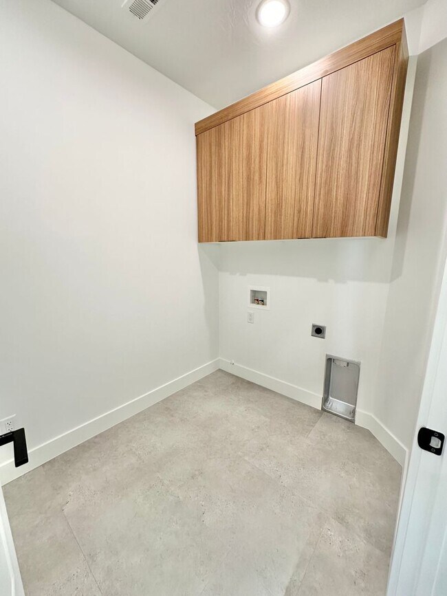 Building Photo - PET FRIENDLY!! HURRICANE TOWNHOME!