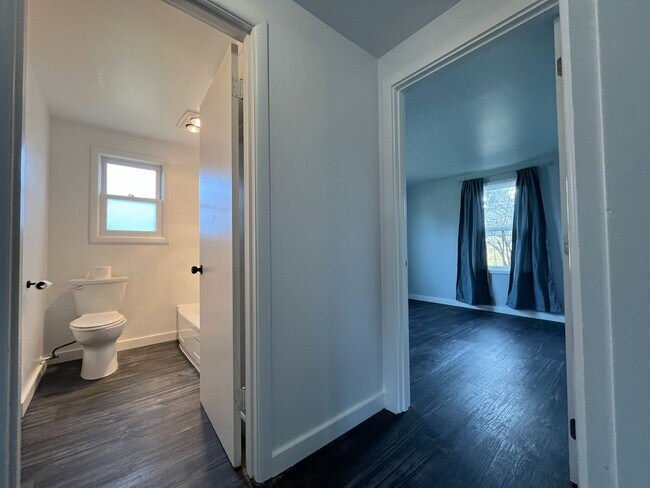 Building Photo - Updated Single-Level 3BD/2BA Home with Stainless Appliances, Expansive Yard & Flexible Layout