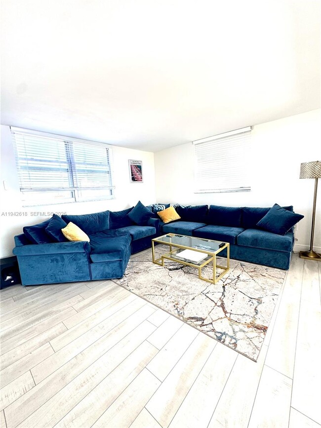 Building Photo - 6900 Bay Dr