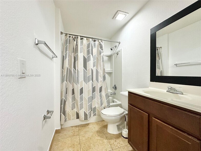 Building Photo - 10870 NW 88th Ter