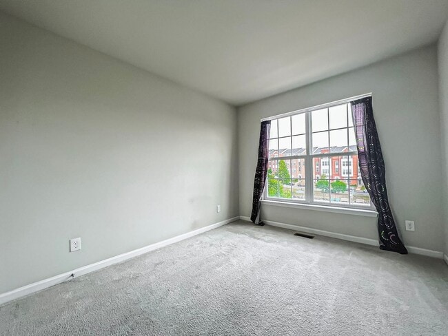 Building Photo - Beautiful and Spacious 3 Bed 2/2 Bath Bric...