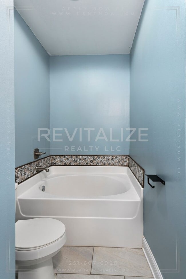 Building Photo - Modern Comfort Meets Luxury Living in Mobile